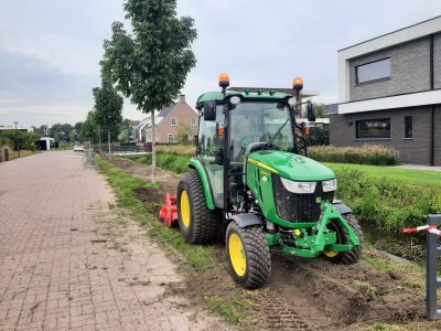 John Deere 3046R berm frezen 2